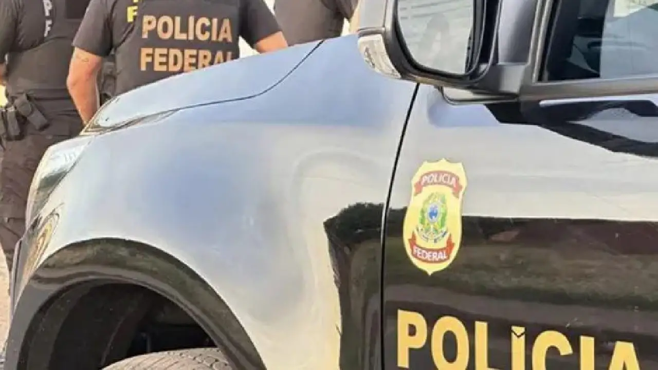 Agentes da PF pedem para cidadão retirar faixa de 'ladrão' em cidade que ia receber Lula