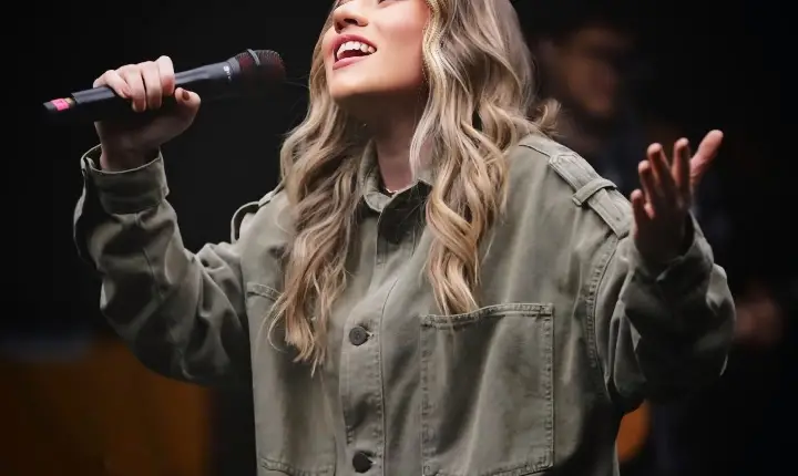 Aguiar MultiMusic volta a investir pesado em novos talentos e anuncia Beatriz Cristina no casting