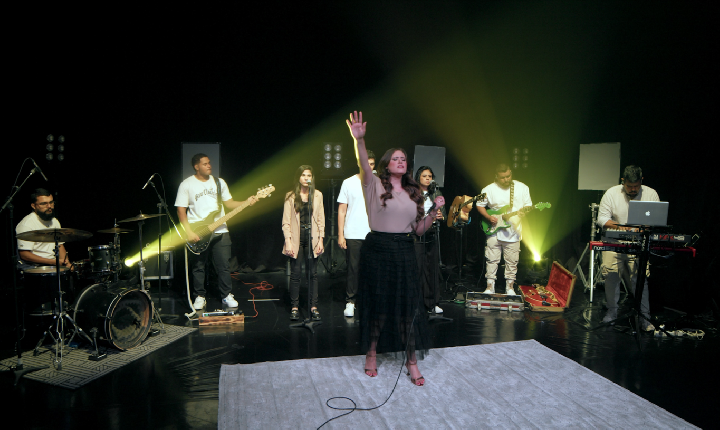 Aline Tavares interpreta seu mais recente lançamento: “O Fogo Não Apaga Mais”