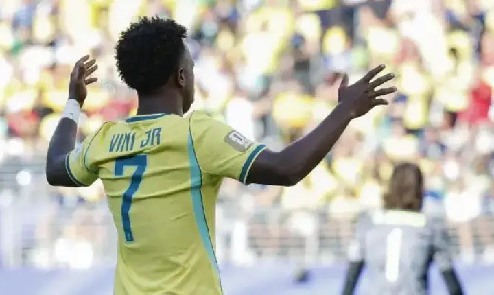 Brasil vira contra o Japão e se classifica para as oitavas da Copa