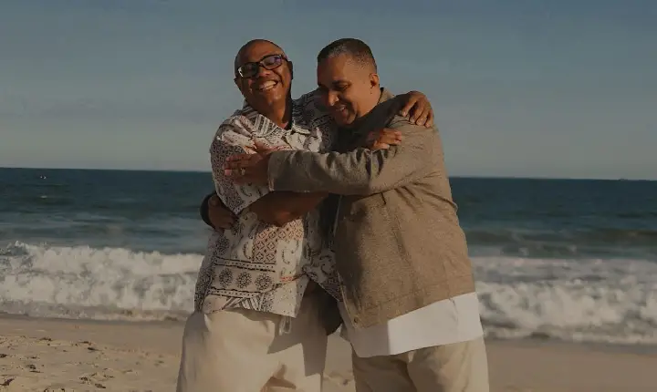 Carlos Meneleu e Waguinho lançam o samba gospel “Deixe-me em Paz”