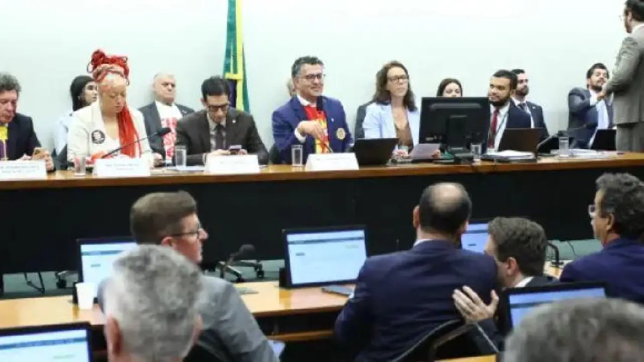 Comissão especial aprova o fim da escala 6x1