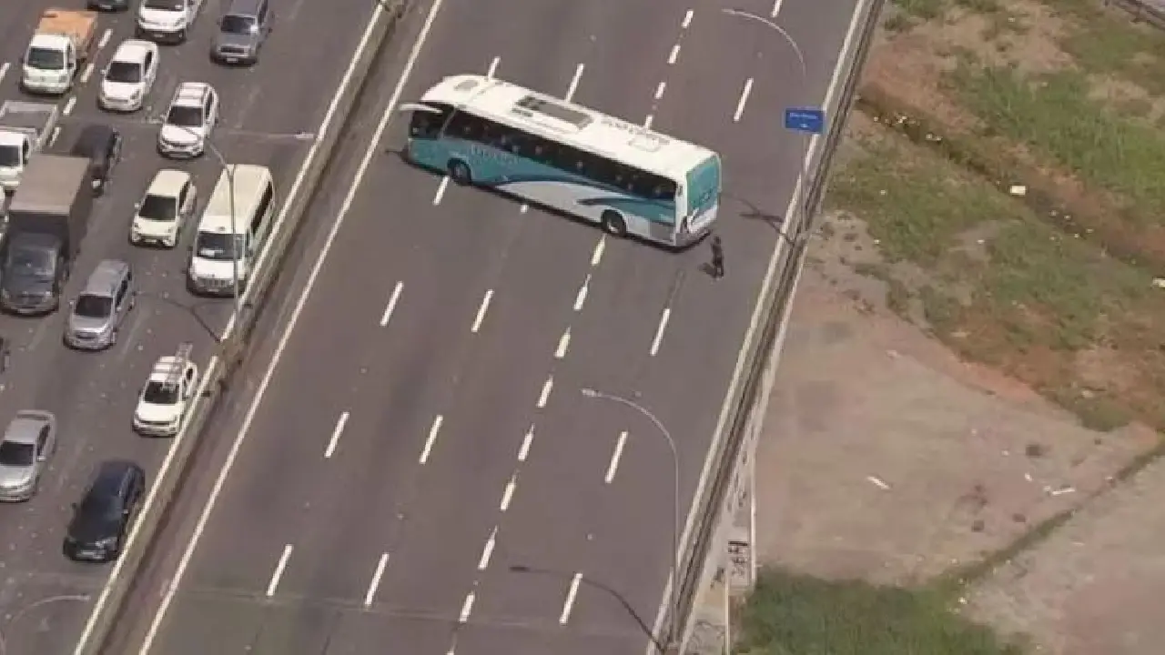 Criminosos sequestram ônibus escolares e bloqueiam Linha Vermelha no RJ