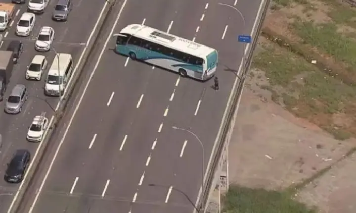 Criminosos sequestram ônibus escolares e bloqueiam Linha Vermelha no RJ