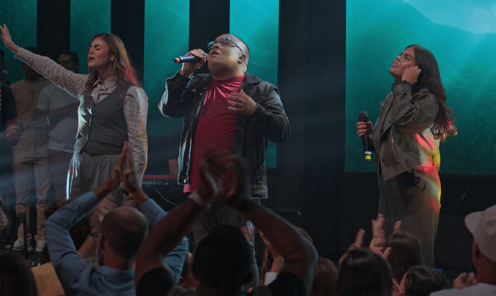 Douglas Borges lança “Ao Cordeiro” com Maria Santana e Isabella Santana