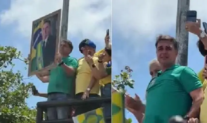 Emoção: Flávio chora ao erguer quadro de Bolsonaro
