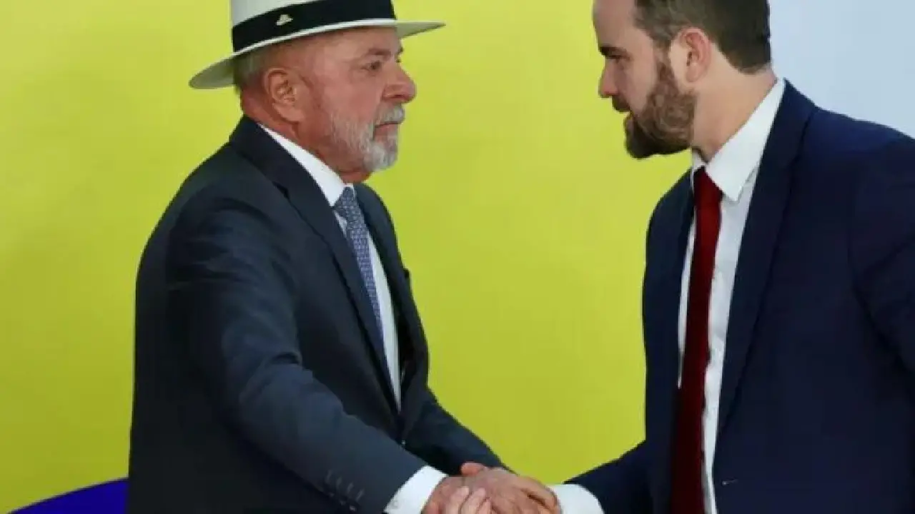 'Farsa' de Lula na economia 'não cola mais', diz Estadão
