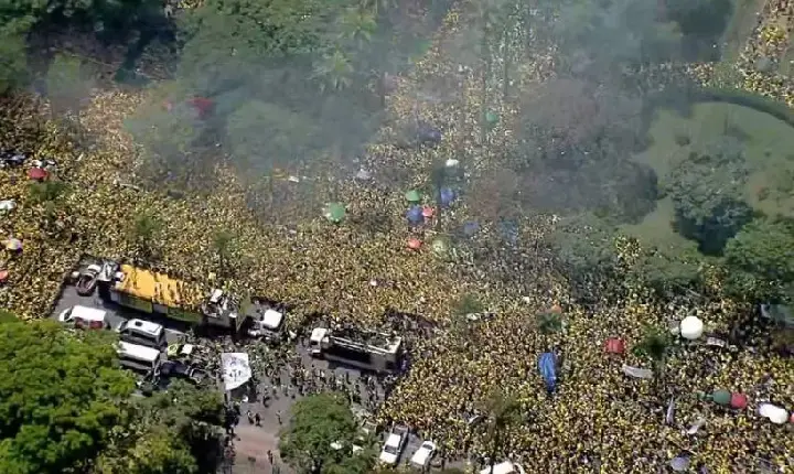 Flávio arrasta multidão em motocarreata em Belo Horizonte (MG)