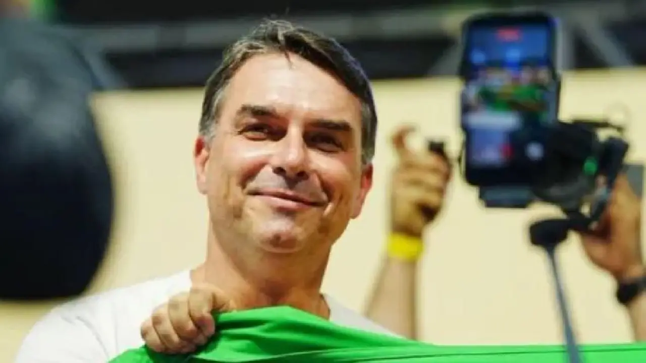 Flávio Bolsonaro desembarca nos EUA