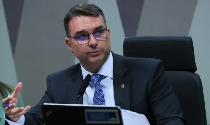 Flávio Bolsonaro lidera engajamento digital entre presidenciáveis