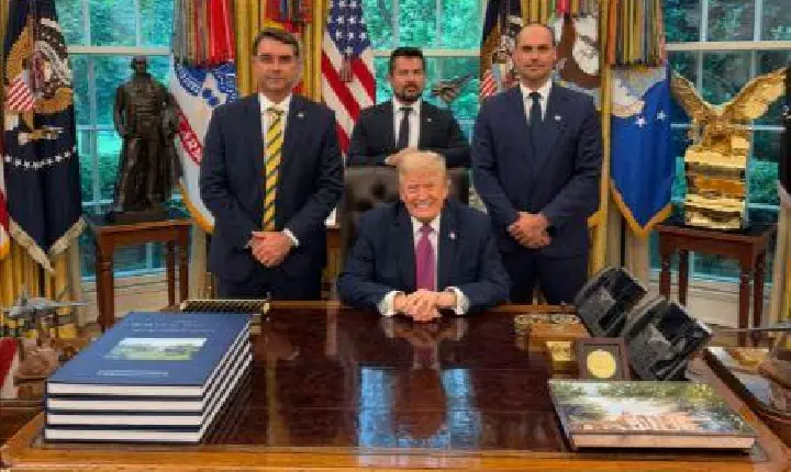 Flávio Bolsonaro se reúne com Trump na Casa Branca
