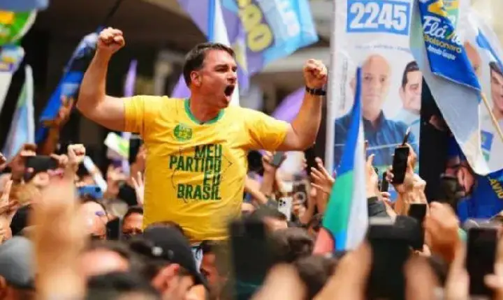 Flávio refaz trajeto de Bolsonaro em Juiz de Fora 8 anos depois: 'Completei o que ele não conseguiu'
