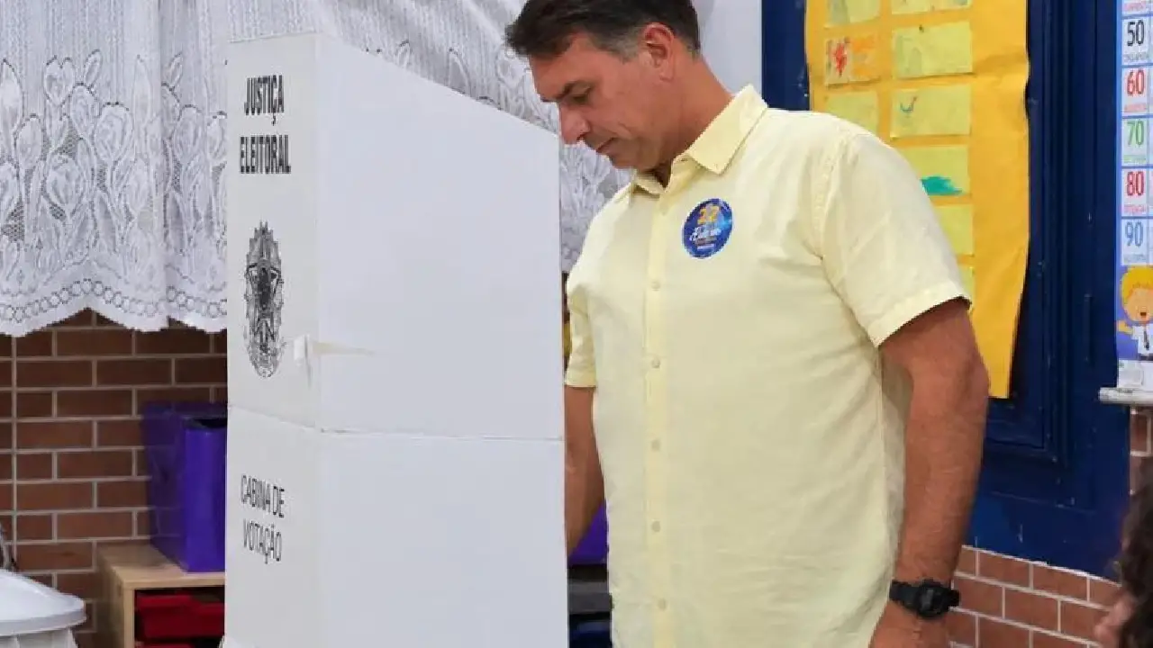 Flávio vota no 2º turno no Rio de Janeiro