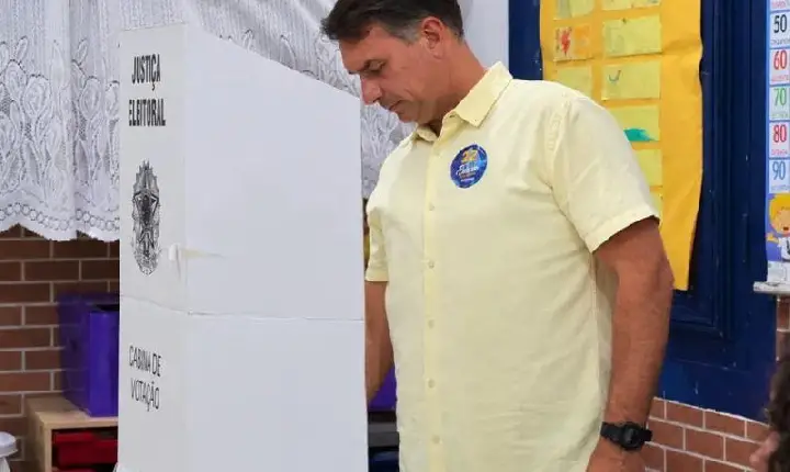 Flávio vota no 2º turno no Rio de Janeiro