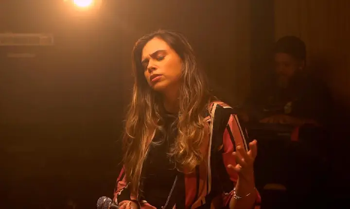 Gabi Freitas lança “Dançar em Meio à Chuva”, seu primeiro single autoral