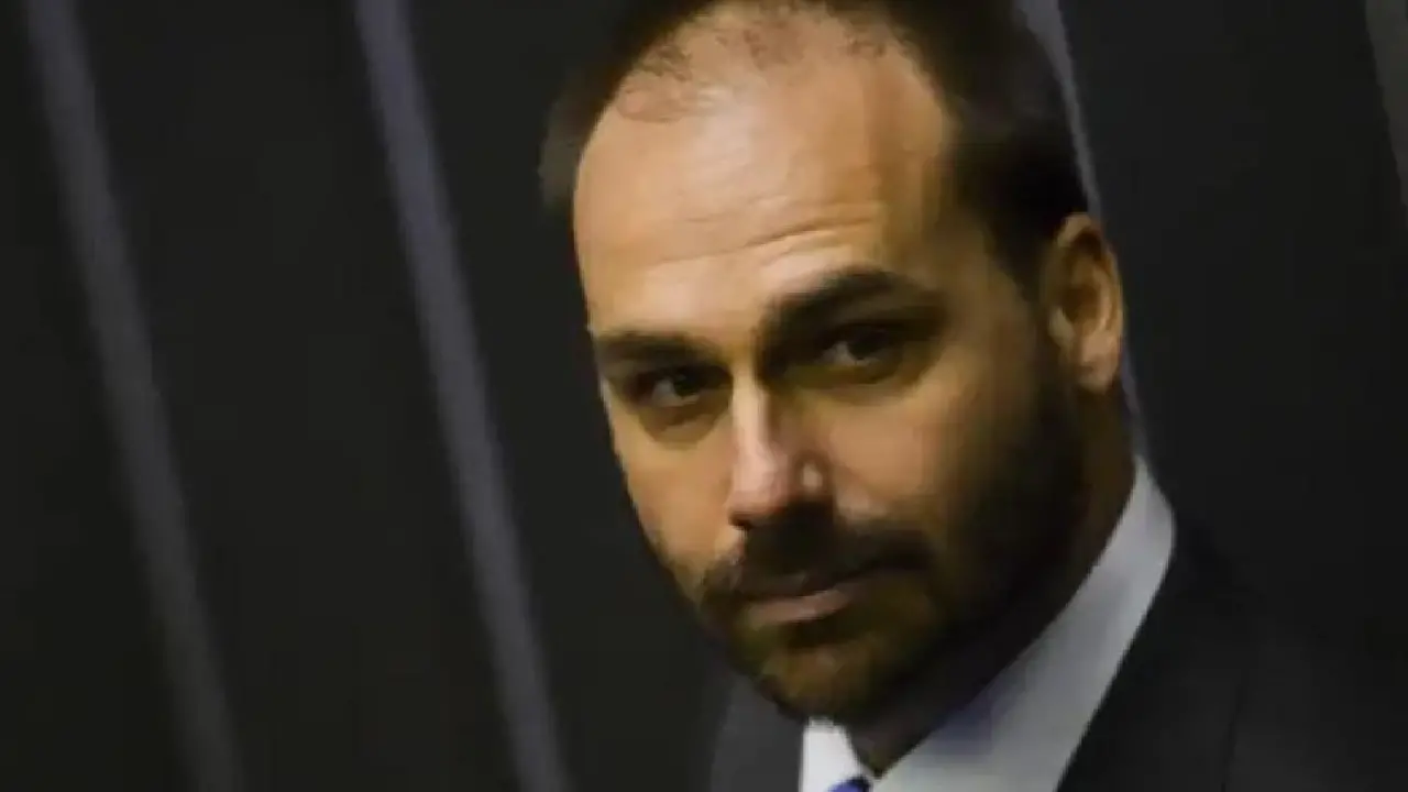 Governo Lula demite Eduardo Bolsonaro da Polícia Federal