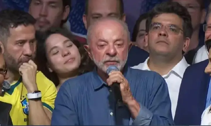 Lula fala em regular as redes sociais e chama Janones de 'general'