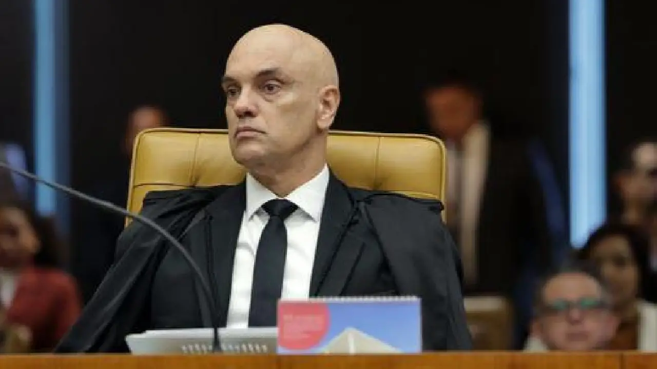 Moraes proíbe visitas de Flávio a Jair Bolsonaro