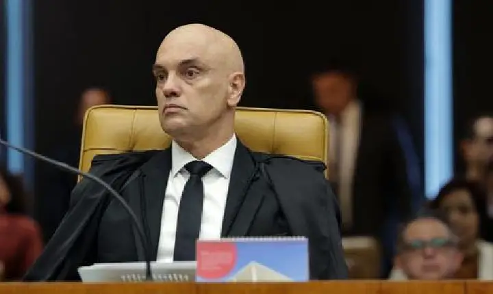 Moraes proíbe visitas de Flávio a Jair Bolsonaro