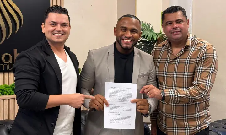 O cantor VJota assina contrato com a gravadora Todah Music