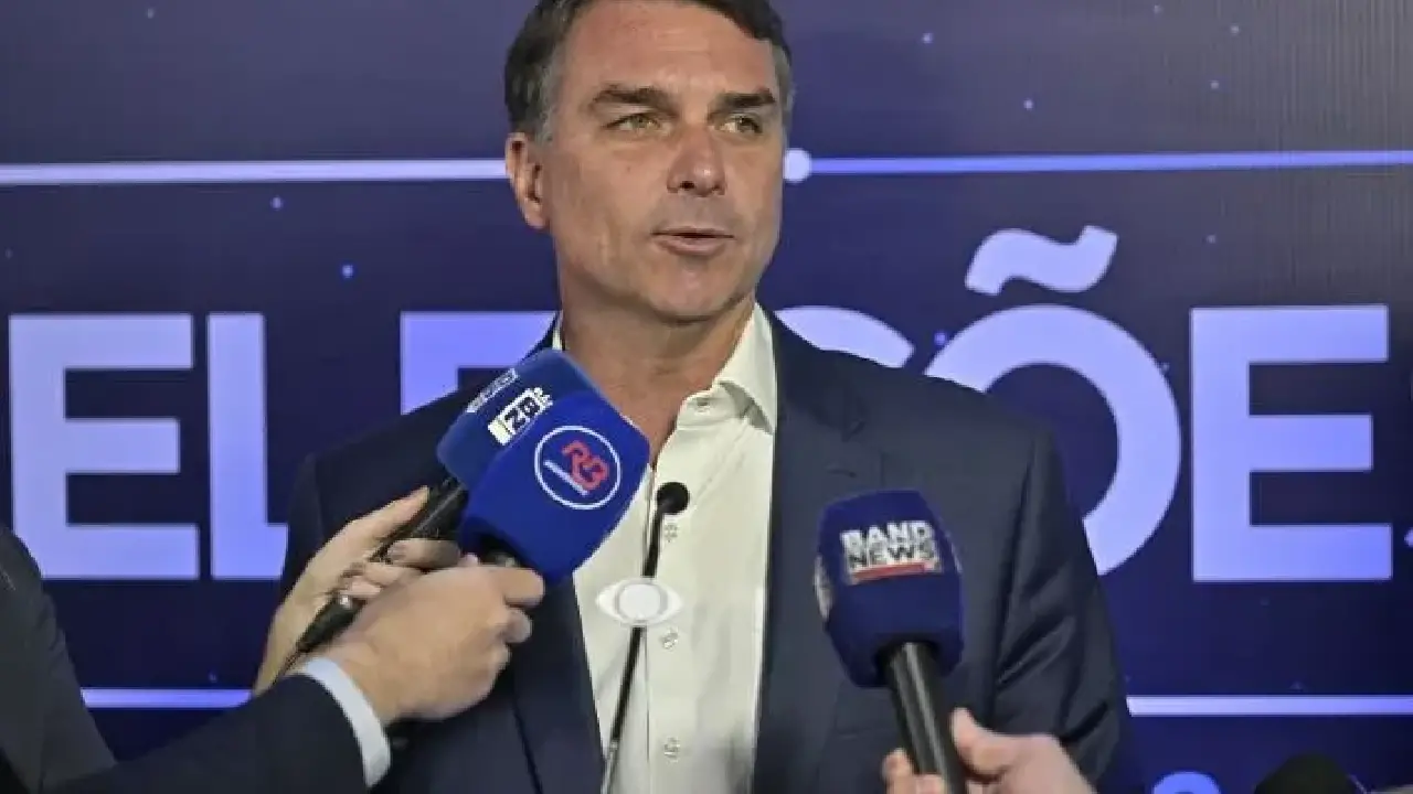 PF exige passaportes de Flávio