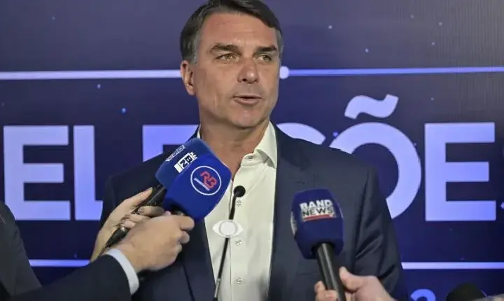 PF exige passaportes de Flávio