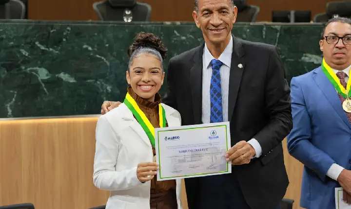 Primeira cantora gospel a receber a honraria, Lorrane Luz, de Caldas Novas, é homenageada pela ALEGO em Goiânia