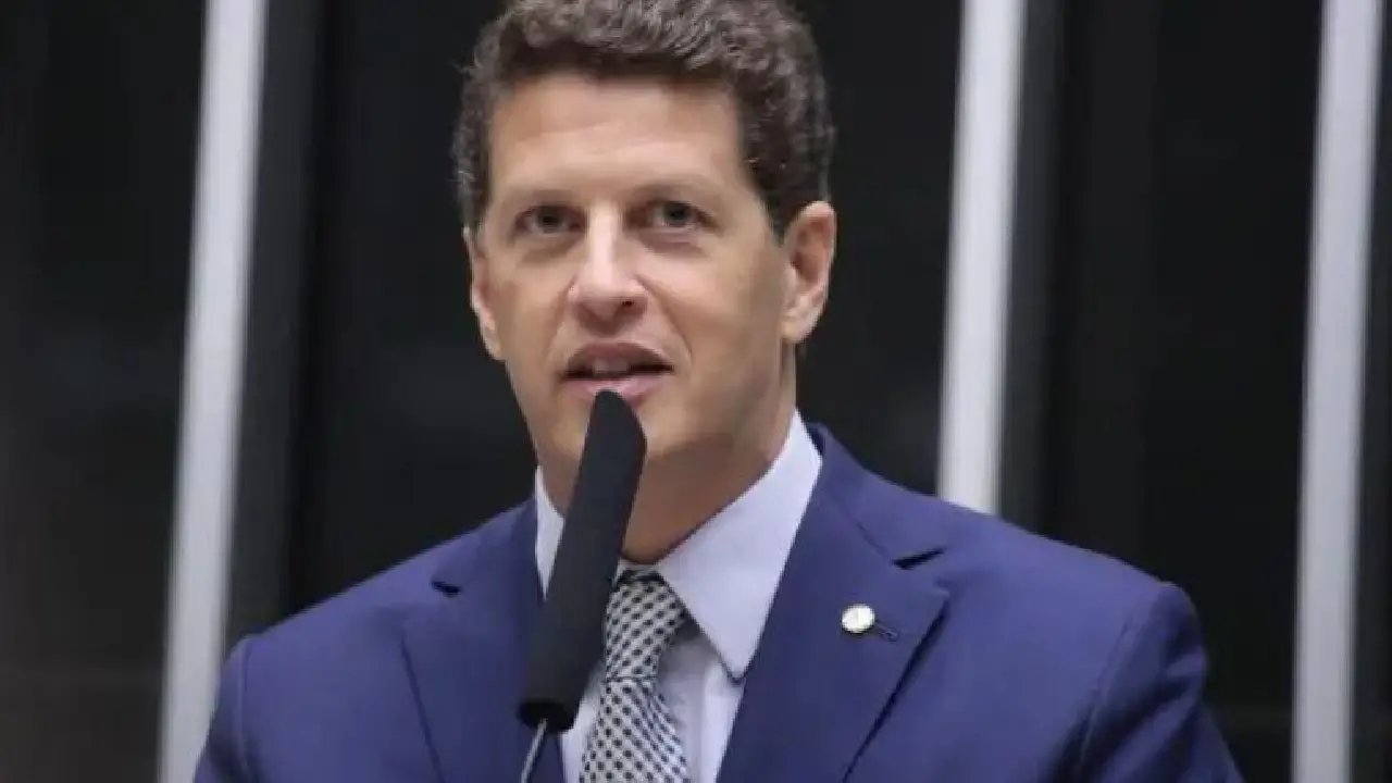 Salles retira candidatura ao Senado e declara apoio a Derrite e André