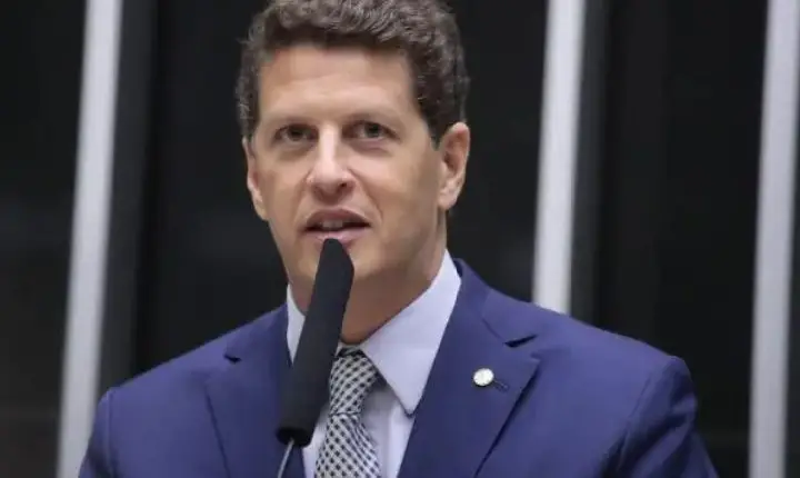 Salles retira candidatura ao Senado e declara apoio a Derrite e André