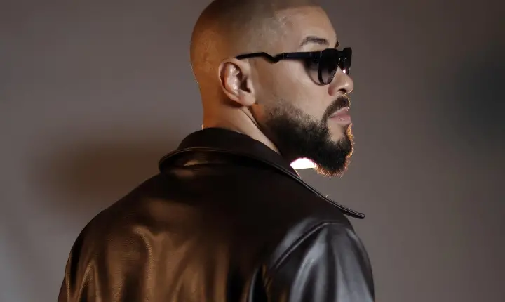 Ton Carfi resgata o R&B e aborda os desafios reais do amor no EP “Cantares”