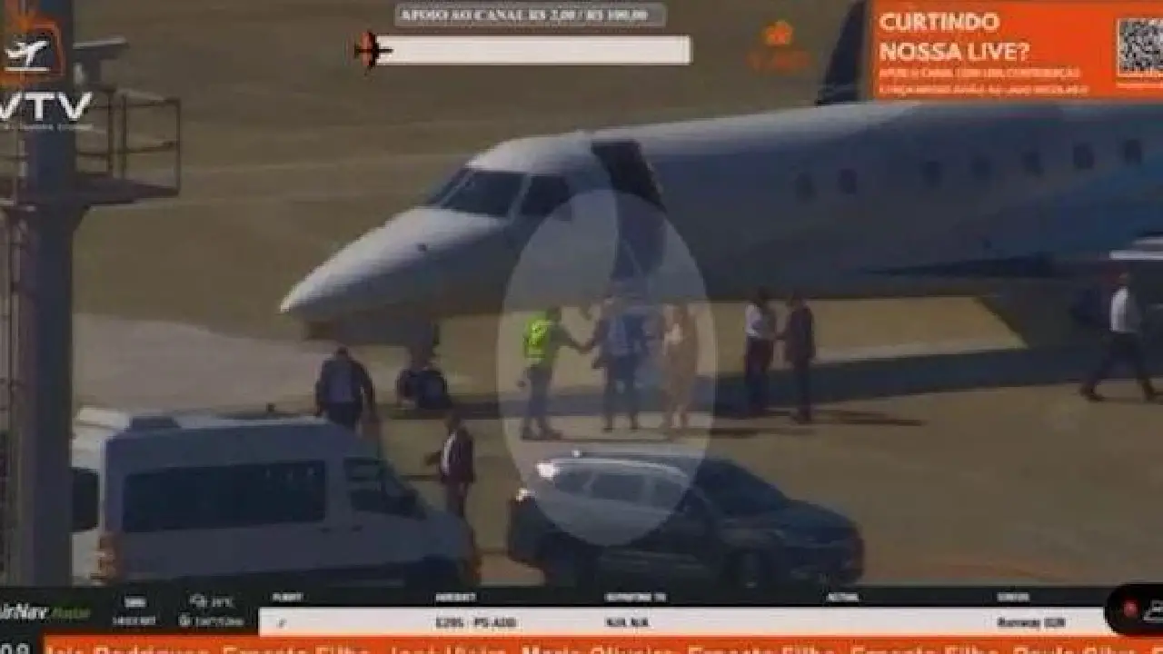 Vídeo mostra Moraes e mulher desembarcando de jato ligado a Vorcaro