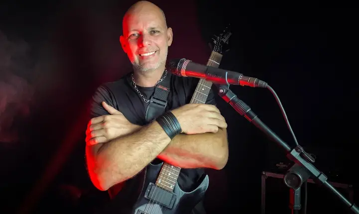 Vivência nas ruas na infância inspira Edu Gomes a transformar sua história em música