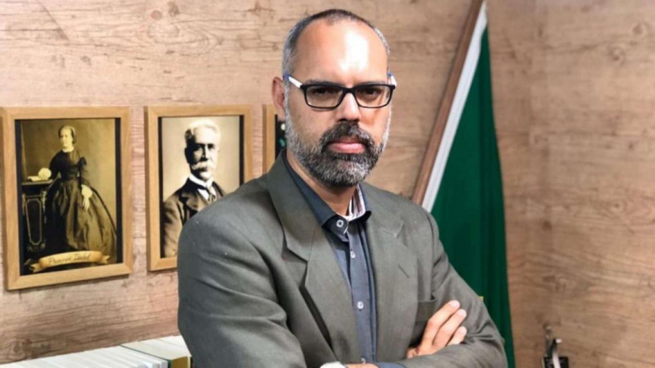 Alexandre de Moraes determina prisão e extradição de Allan dos Santos