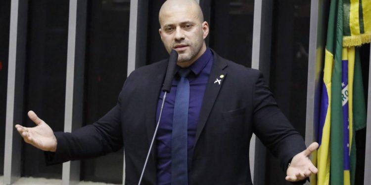 Alexandre de Moraes revoga prisão de Daniel Silveira
