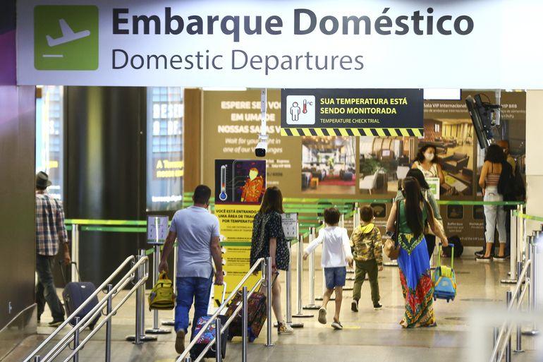 Covid-19: entenda o direito do consumidor que teve voo cancelado