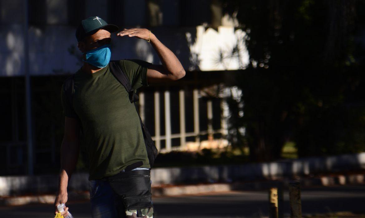 Distrito Federal volta a exigir máscaras em locais abertos