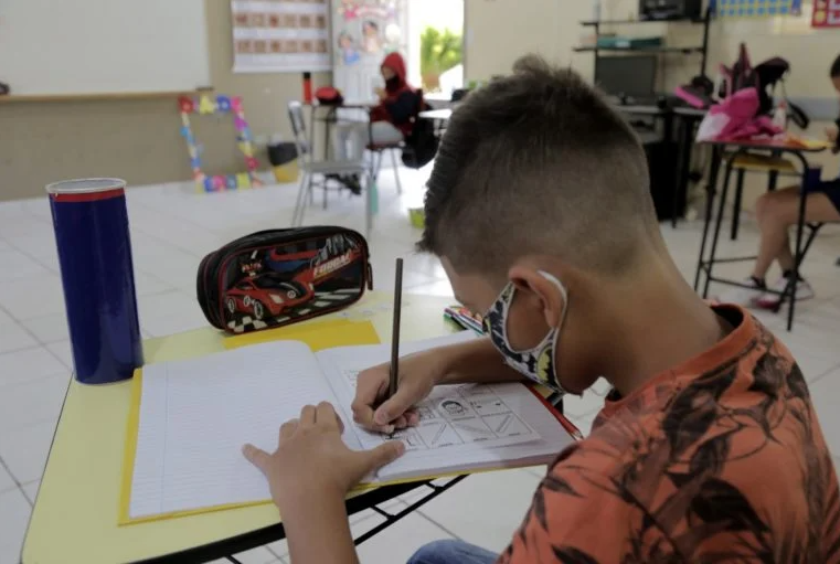 Escolas particulares cobram liberação das máscaras em sala de aula