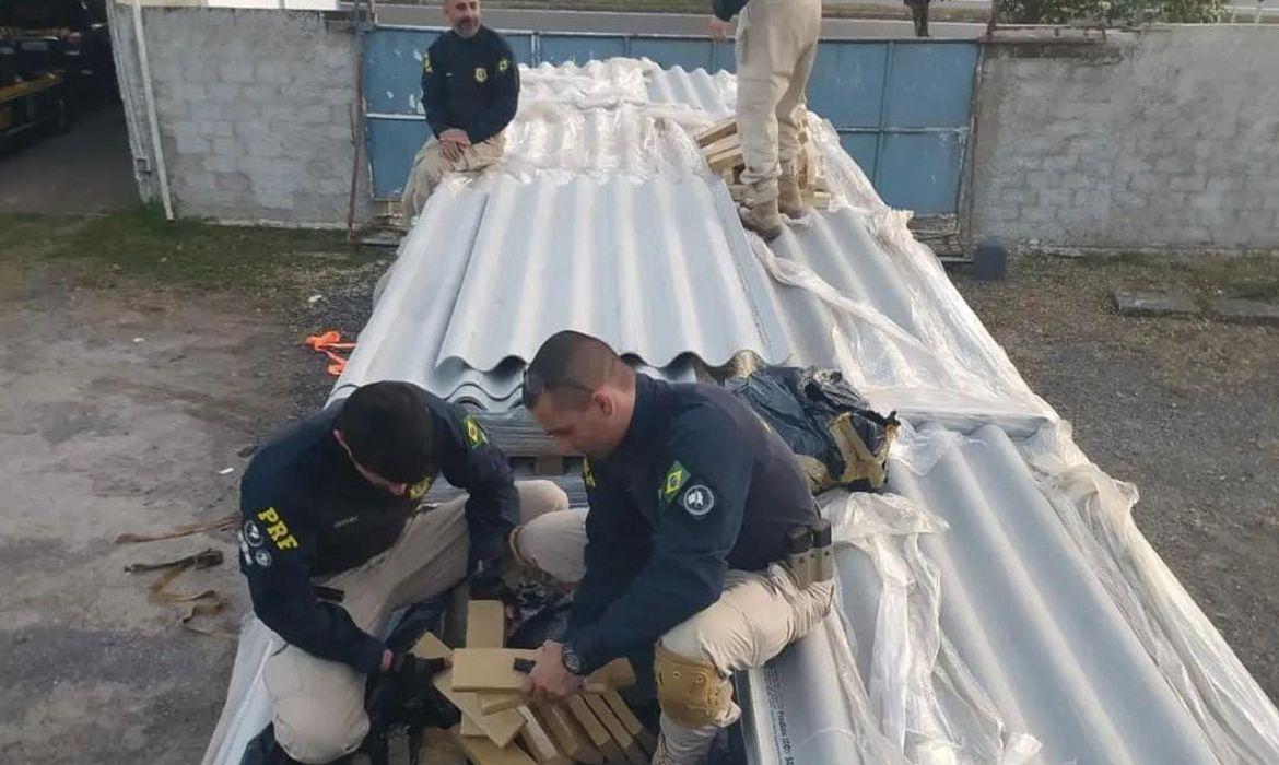 PRF apreende quase 8 toneladas de maconha em Três Rios (RJ)