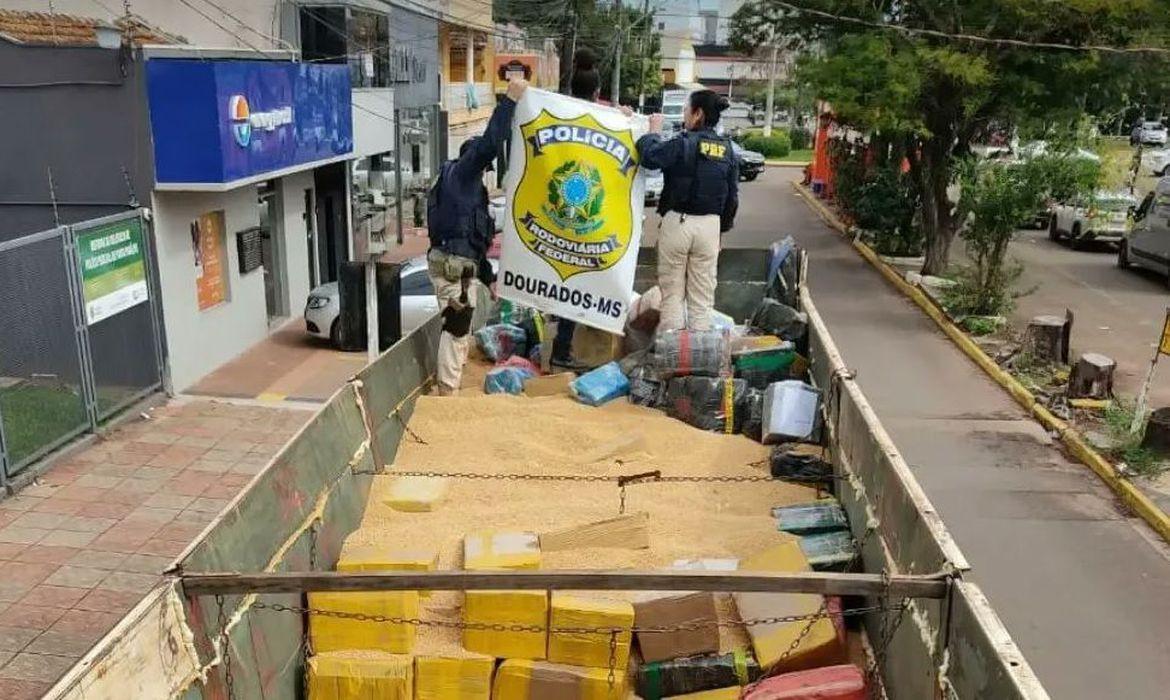 PRF apreende 16 toneladas de maconha, maior carga do ano