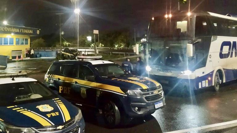 Carga milionária de eletrônicos é encontrada em compartimento oculto de ônibus