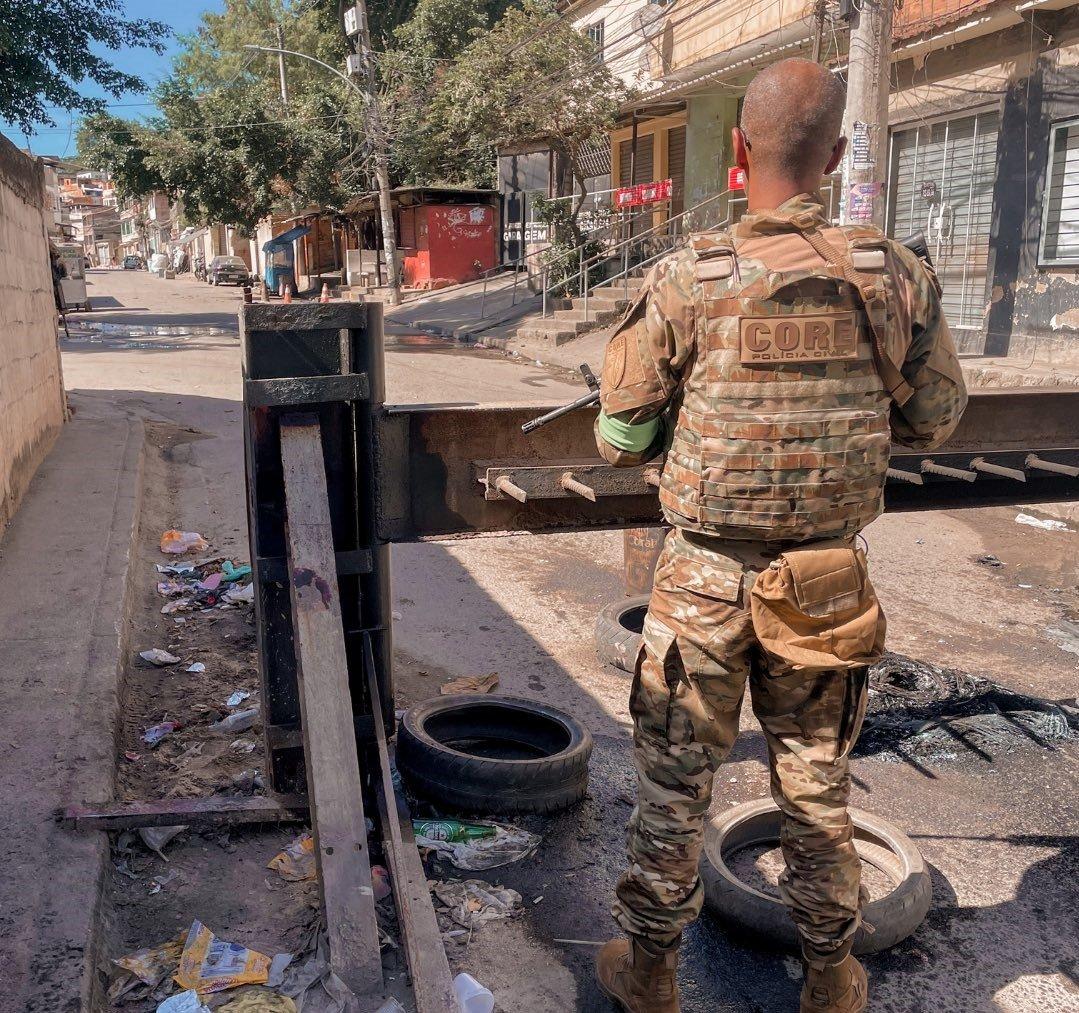 Criminosos usam táticas terroristas para atacar a polícia no Rio de Janeiro