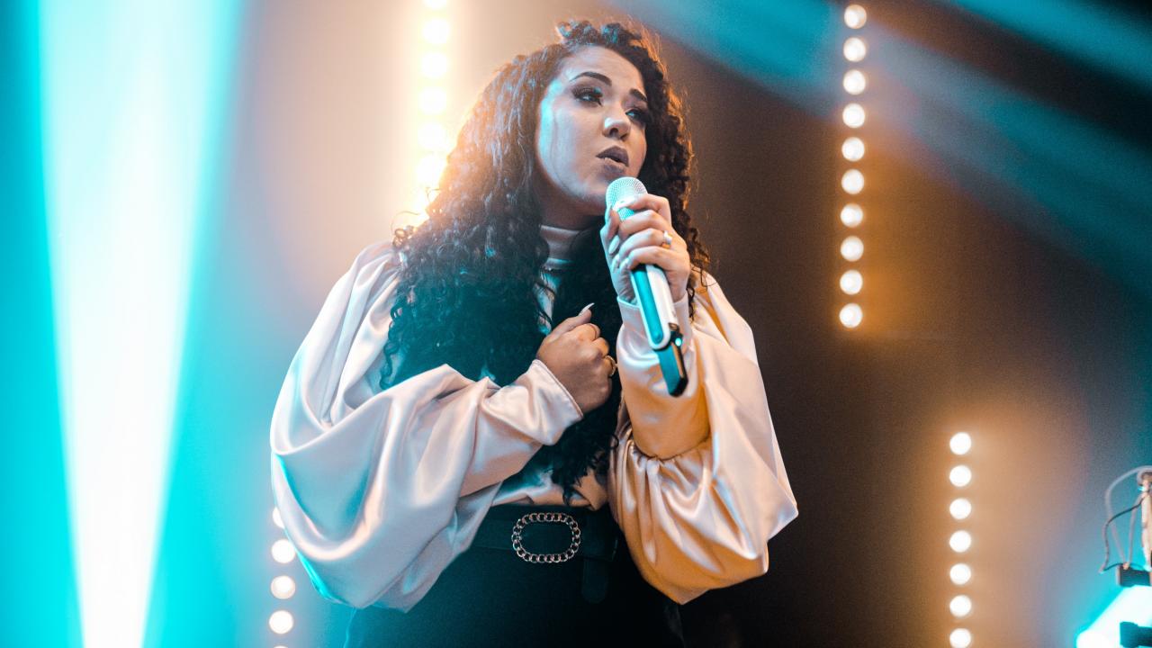 Catarina Santos lança novo single autoral “Estou Contigo” pela Graça Music