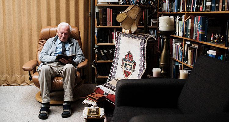 Irmão André lendo a Bíblia em seu escritório particular (2019) | Foto: Renske Meinema Photography