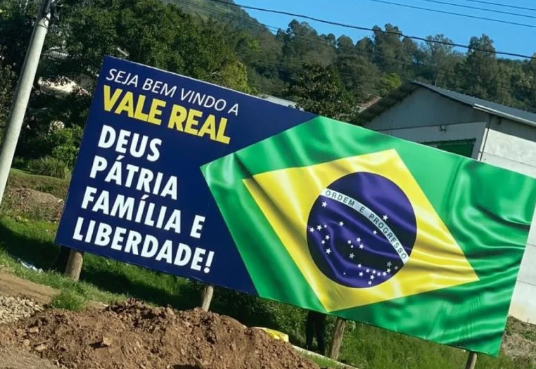 Juíza cita ‘fascismo’ ao mandar retirar outdoor com a frase: Deus, pátria e família
