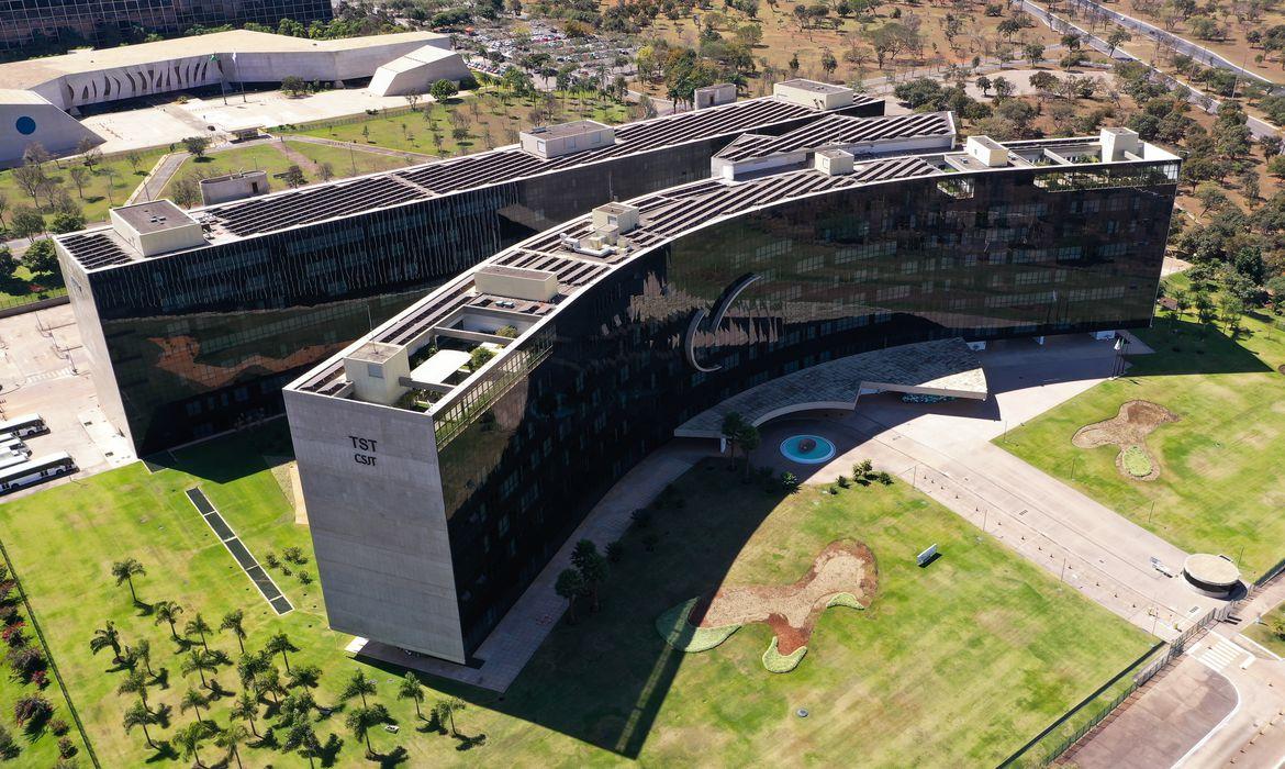 TST confirma indenização a gerente presa por produtos vencidos