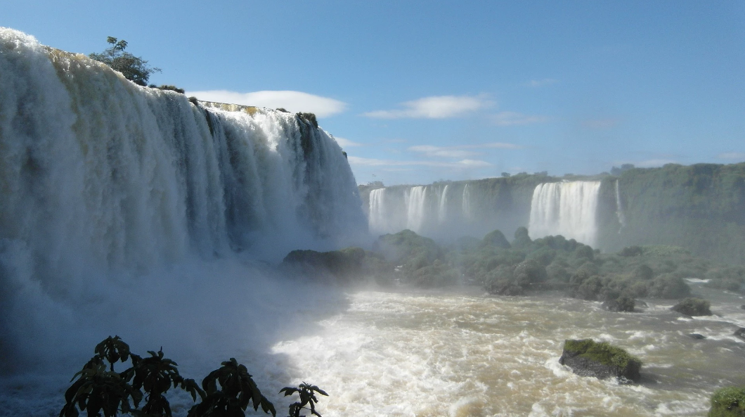 Ao tentar tirar selfie, turista cai nas Cataratas do Iguaçu e morre