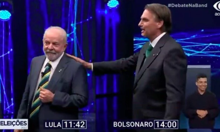 Bolsonaro coloca a mão no ombro de Lula: “Fica aqui”