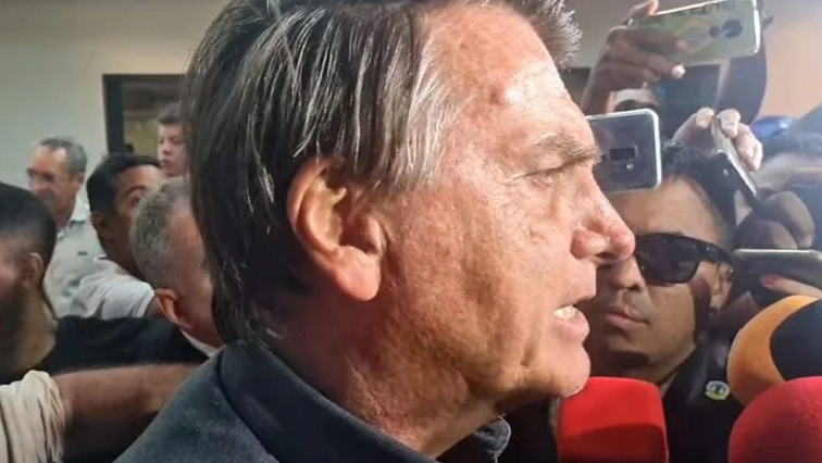 Bolsonaro diz que vai desonerar folha do setor de saúde