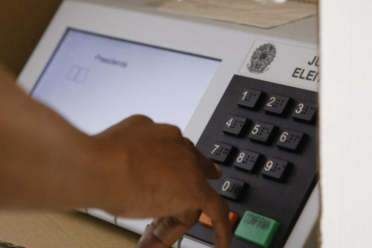 Câmara aprova urgência para votar PL que criminaliza pesquisas eleitorais