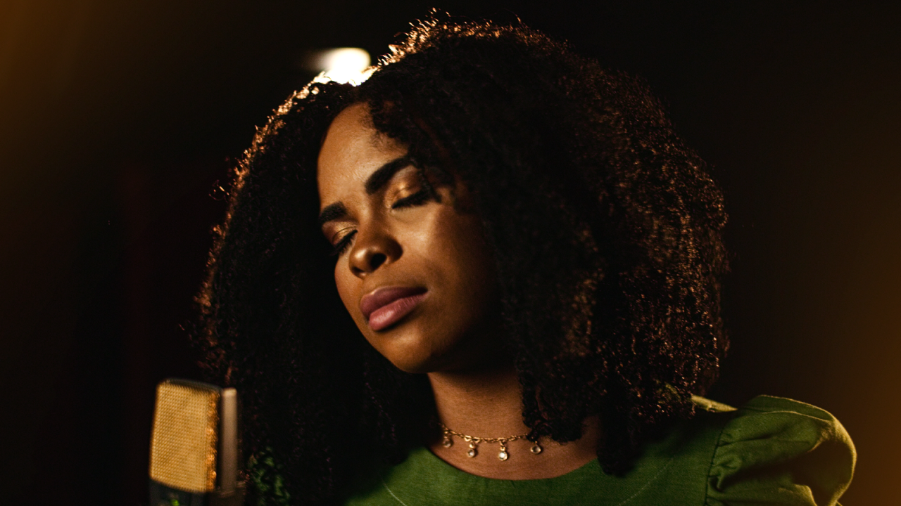 Cantora Priscila Sotero celebra 200 mil plays no cover da canção 